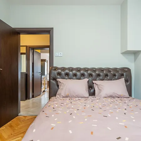 Apartamento Pirotska 2-bedroom 100m2 In Center Sofía